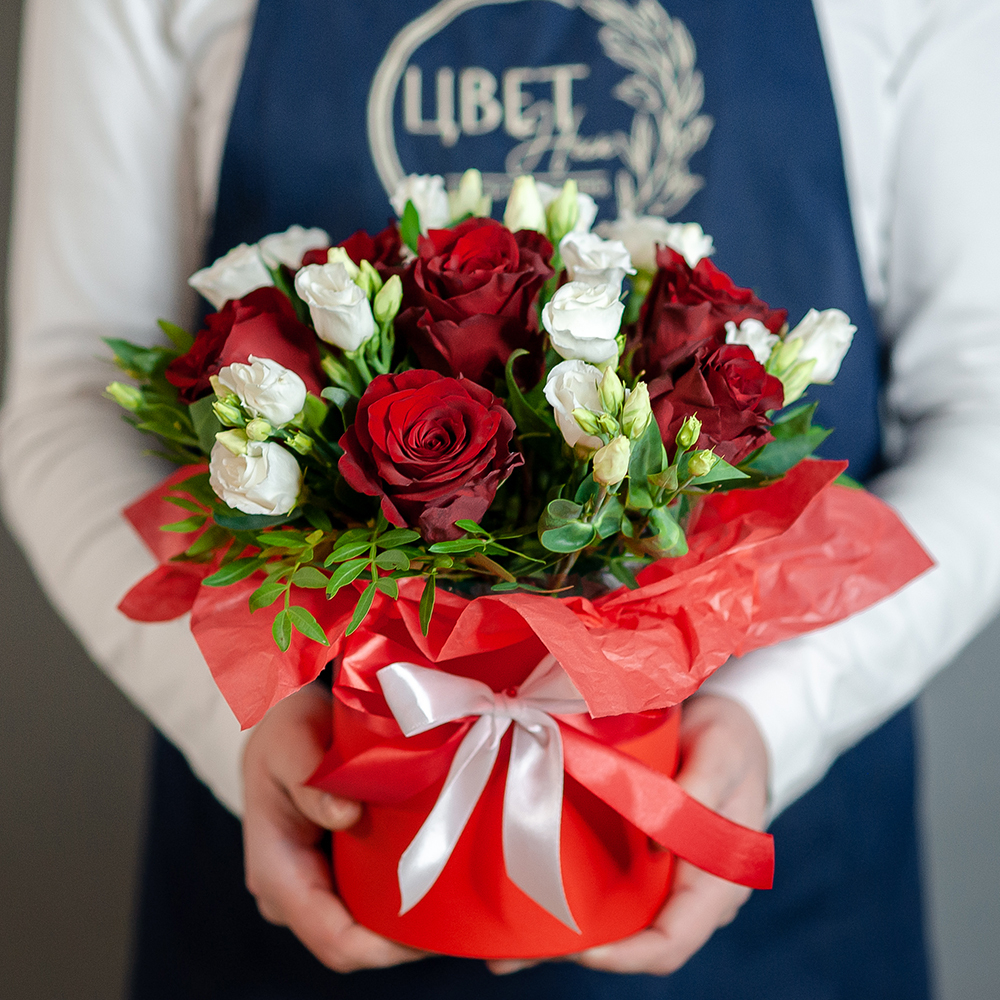 Красные розы с лизиантусом в шляпной коробке