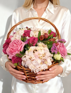Корзина с цветами Притяжение