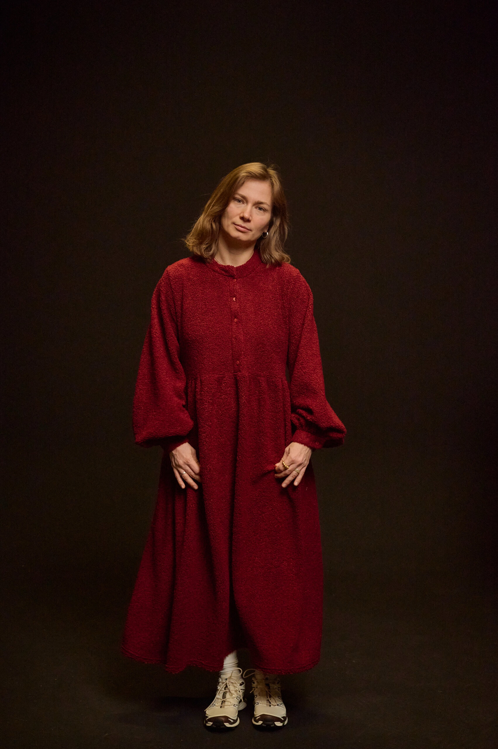 Платье оверсайз "жабо без жабо" из плюшевой ткани Тедди, бордо