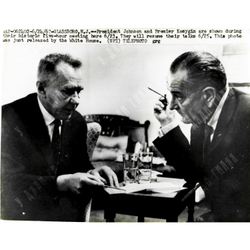 Президент США Линдон Джонсон и премьер-министр СССР Алексей Косыгин. 23 июня 1967 года