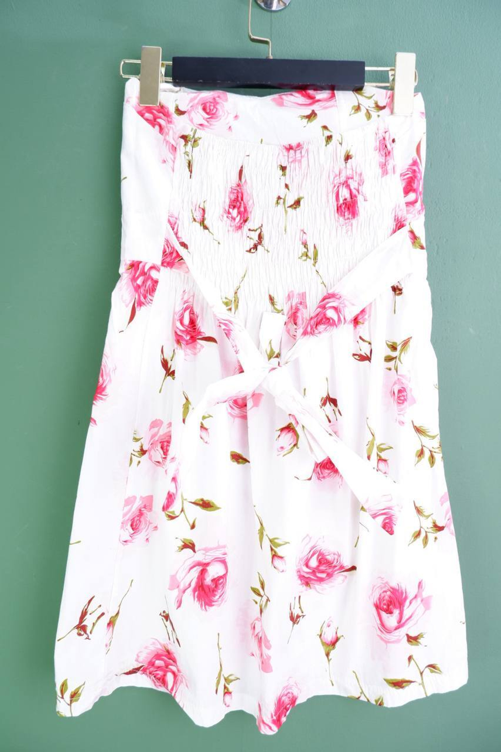 Платье с отрытым декольте и яркими акцентными розами, визуально на 42 размер