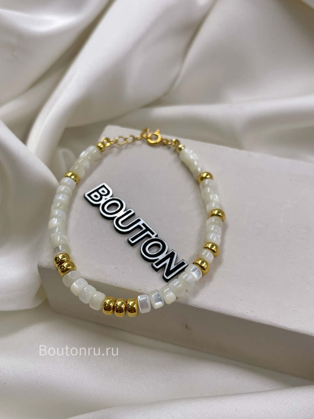 Браслет из натурального белого перламутра с золотистой фурнитурой