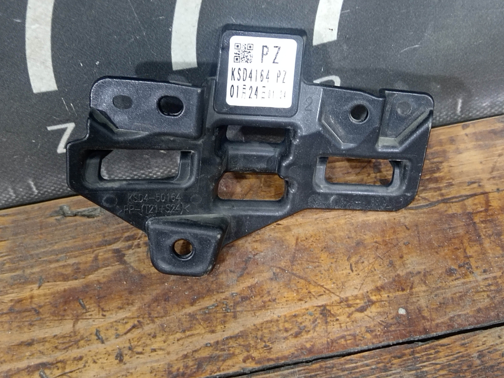 Кронштейн решетки радиатора левый Mazda CX-5 2 (KF) 21-нв Б/У Оригинал KSD450164