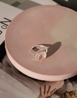 кольцо с розовым кварцем