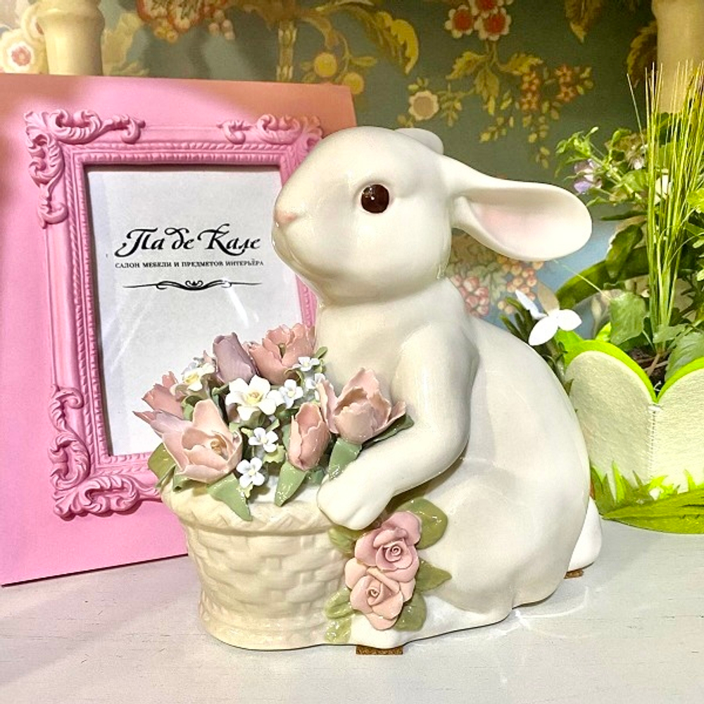 Кролик с корзинкой цветов