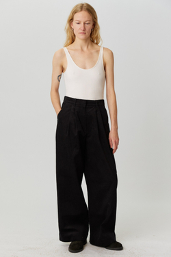 Брюки со складками из черного вельвета