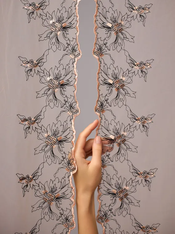 05-163 Вышивка на неэл. сетке 22 см, бежевый, черный, миндаль (правая)