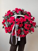 Цветочная корзина из розовых кустовых роз и эвкалипта размер XL