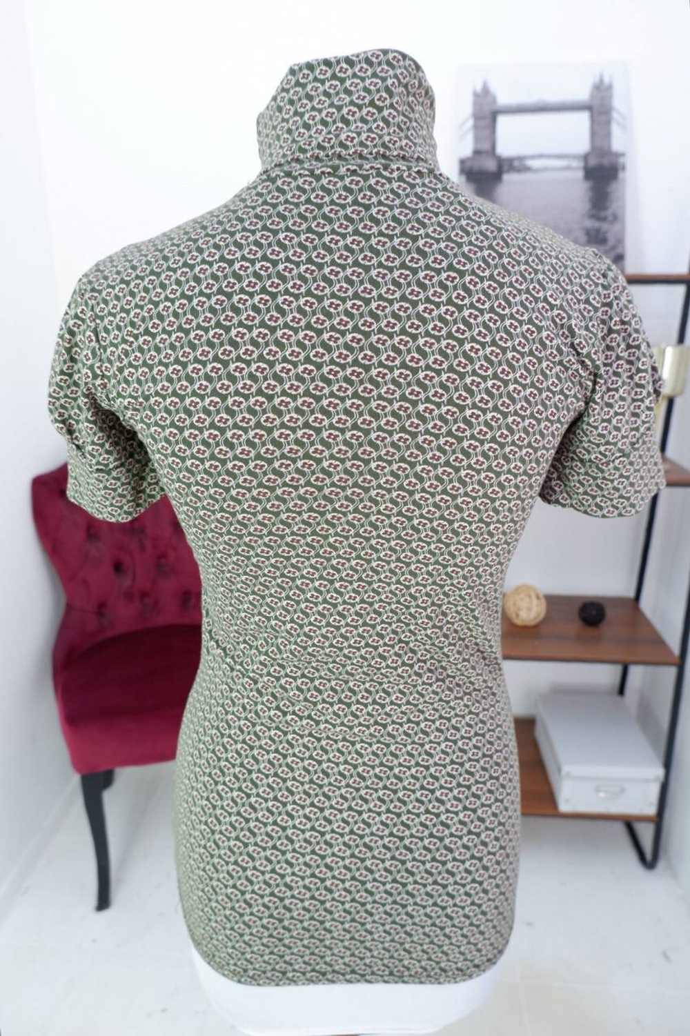 Водолазка с лаконичным принтом, визуально на 44 размер