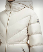 Укороченная утеплённая куртка Brosse с капюшоном и пухом от Moncler