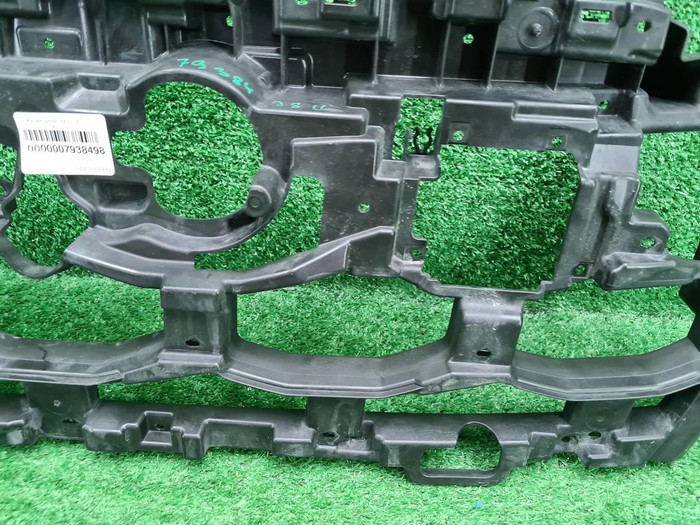 Кронштейн решетки радиатора Audi Q7 2 24-нв S-line