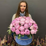 Букет из 51 пиона в голубом бархате