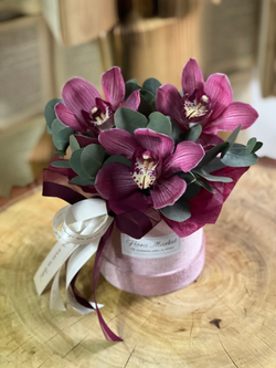 Орхидея Цимбидиум и эвкалипт в бархатной шляпной коробке