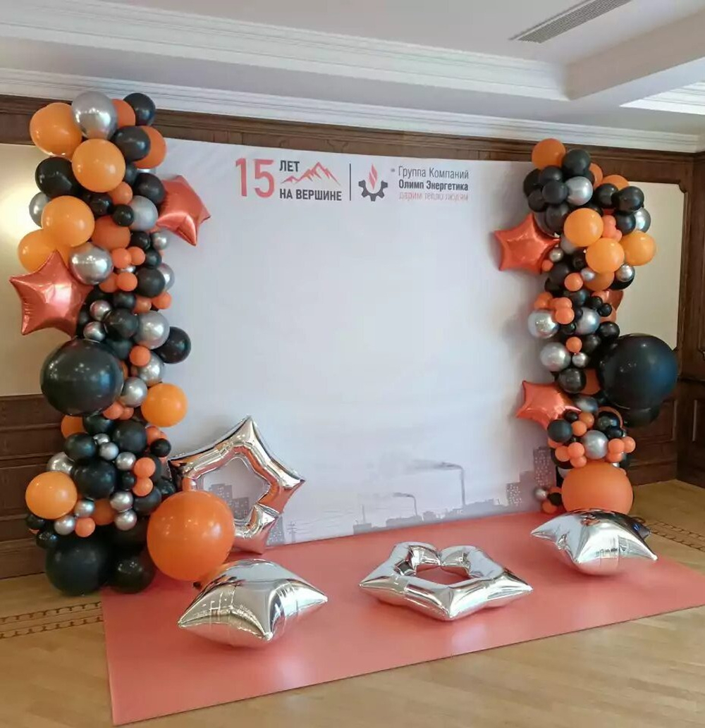 Фотозона с баннером и воздушными шарами на квадратном каркасе