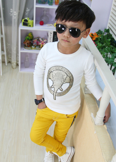 Лонгслив однотонный с контрастной аппликацией слона в круге