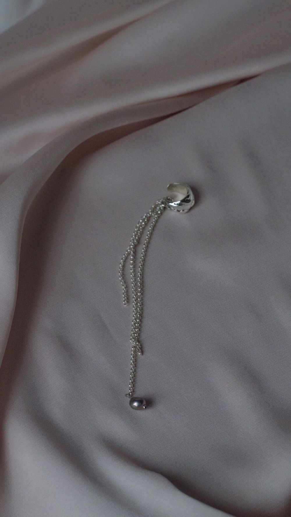 Кафф массивный с цепями и белой жемчужиной