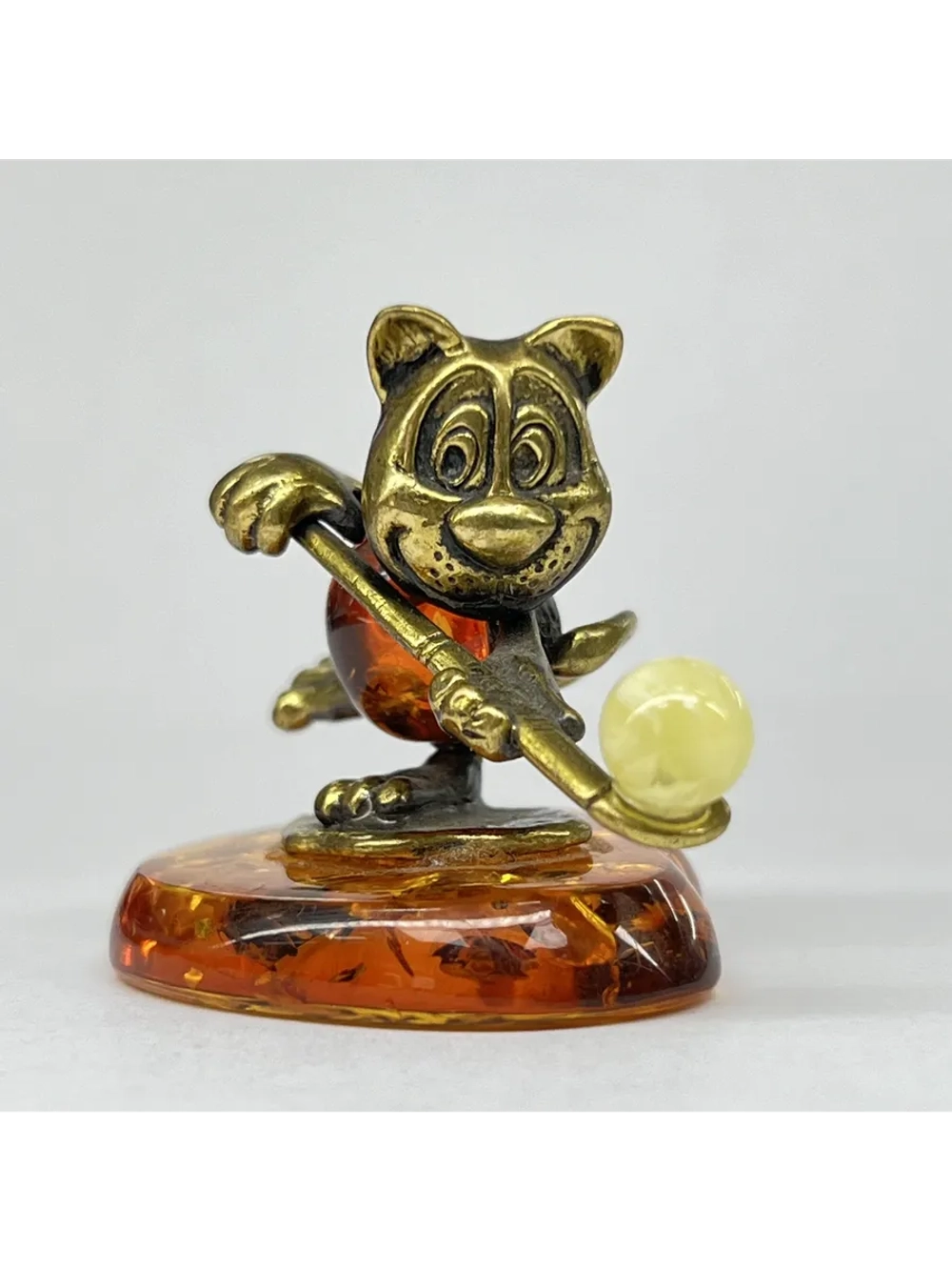 Бронзовая статуэтка на янтаре