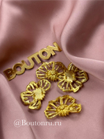Пуговицы золотистые в форме половинки цветка на двух ножках