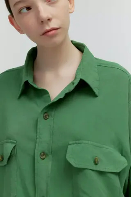 Объемная мужская рубашка из льна зеленого цвета