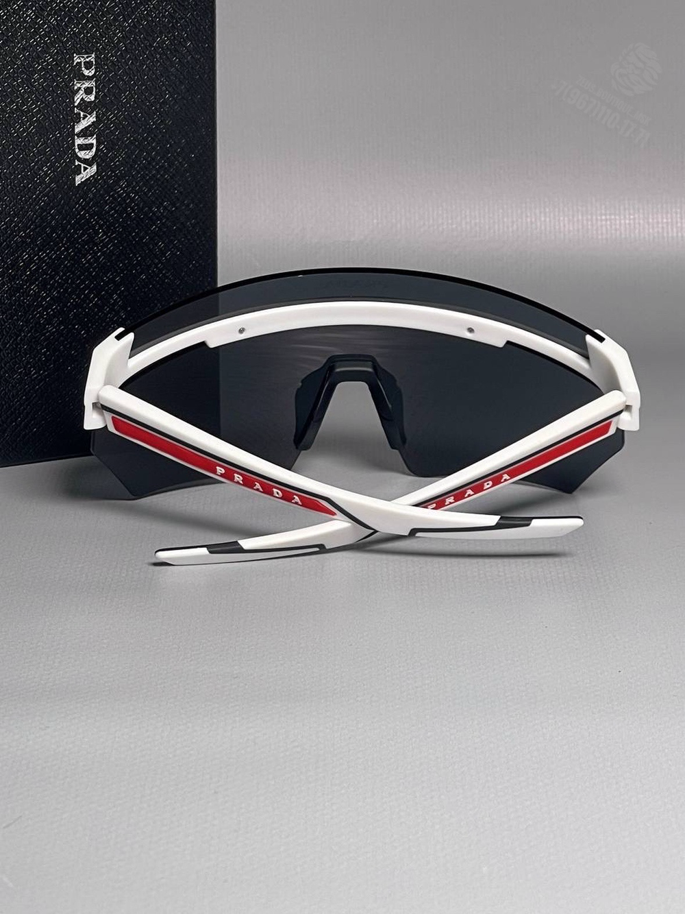 Солнечные очки Prada