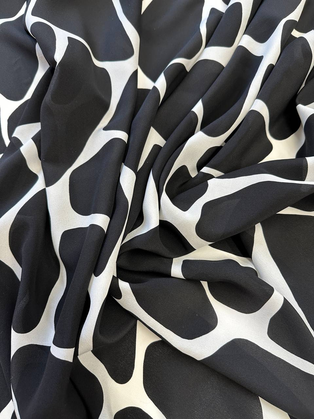 Шелк креп Valentino белый с черным анималистичным принтом