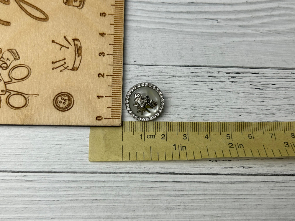 Пуговица МУХА серебро 18мм стразы