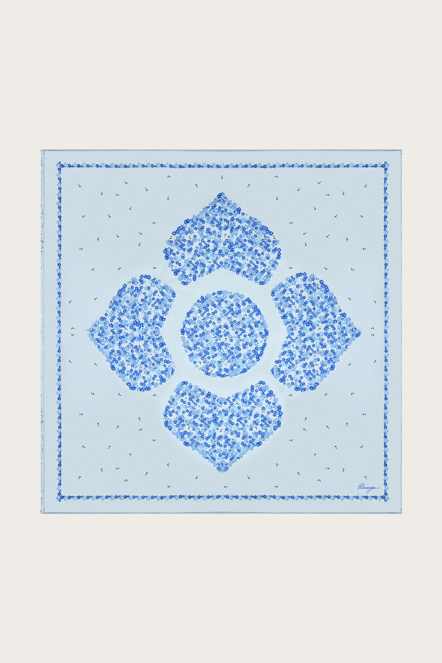 ПЛАТОК ИЗ ГОЛУБОГО ШЕЛКА С АВТОРСКИМ ПРИНТОМ 90*90