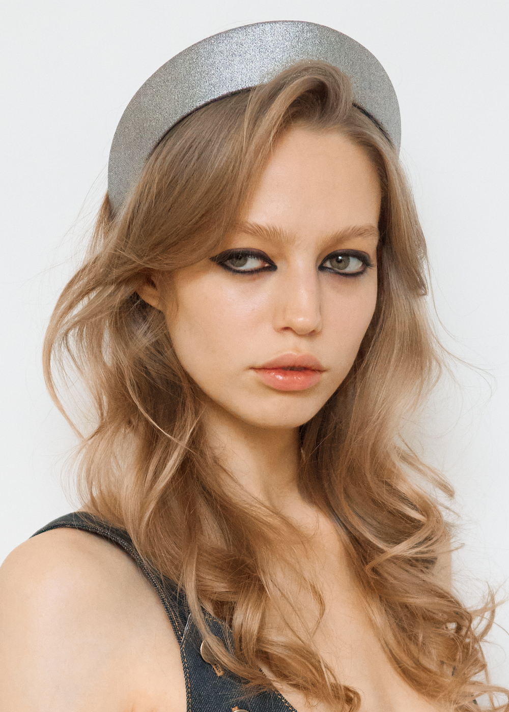 Кокошник из шерсти серебристого цвета