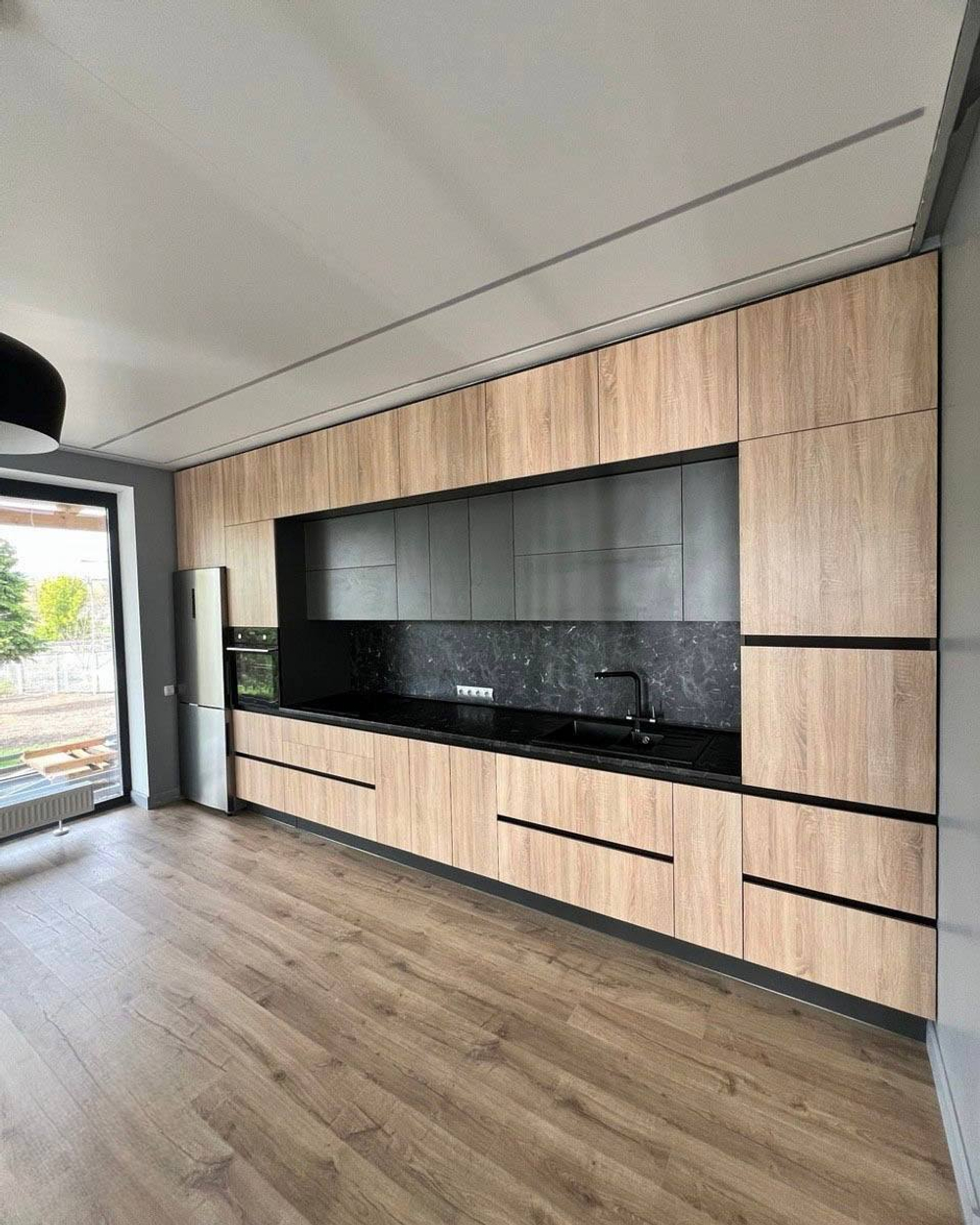 Современная кухня из ЛДСП Kronospan с фурнитурой Hettich