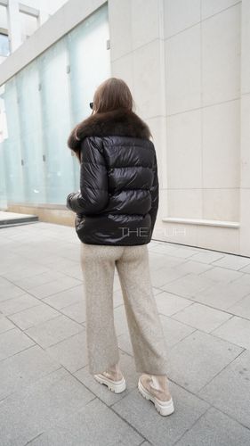 Черно-шоколадный двубортный пуховик с мехом