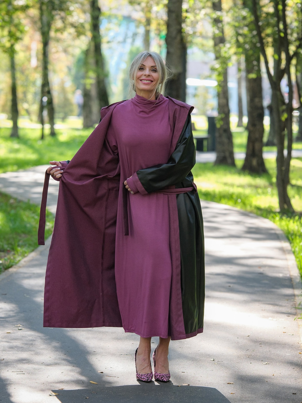 Дождевик с капюшоном и поясом брусника