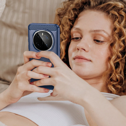 Чехол синего цвета с дизайном в стиле карбон на Honor Magic 7 Pro, мягкий отклик кнопок, серия Carbon от Caseport