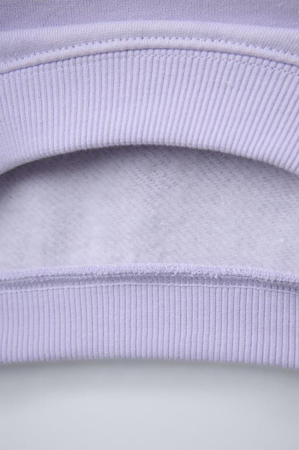 ZARA УТЕПЛЕННАЯ ТОЛСТОВКА С ПРИНТОМ, ЦВЕТ МАЛЬВЫ