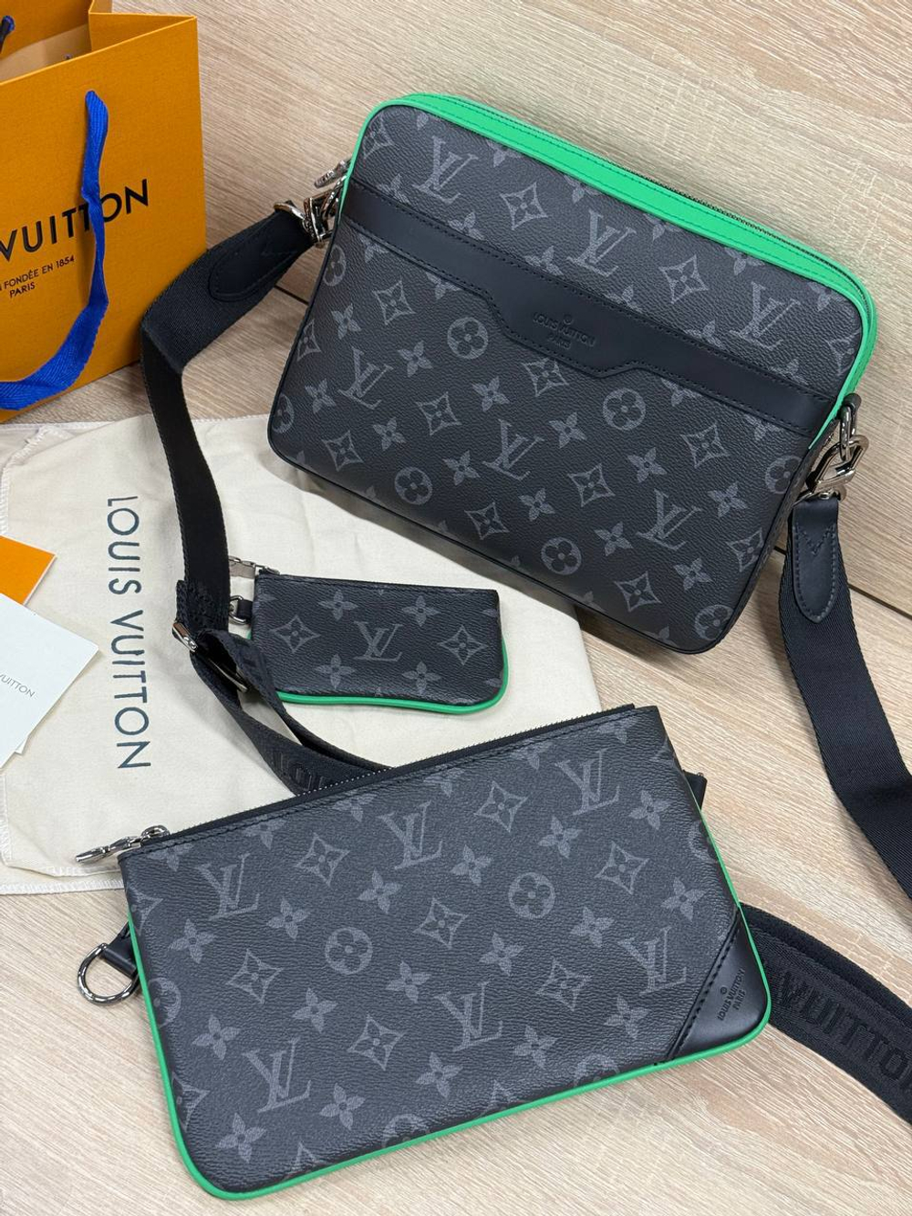 Сумка-мессенджер Louis Vuitton