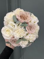 Свадебный букет из одноголовых роз, эвкалипта, диантусов и лизиантуса