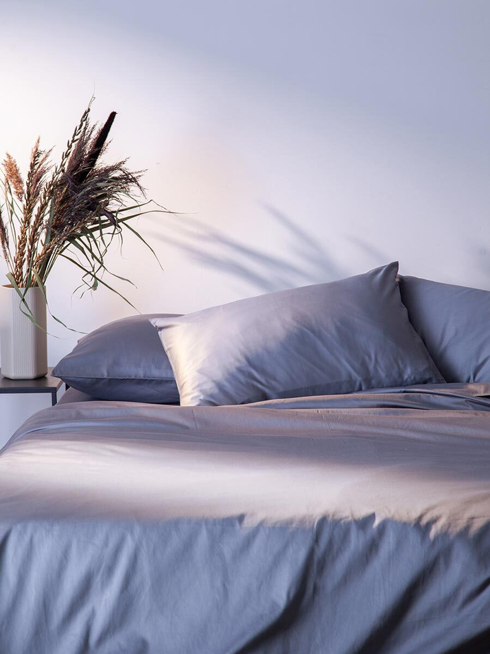 Простыня на резинке из премиального сатина светло-серого цвета из коллекции essential, 200х200х30 см