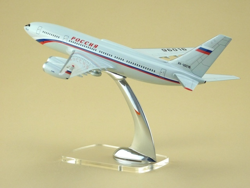 Модель самолета Ил-96-300ПУ (М1:200, СЛО Россия RA-96016)