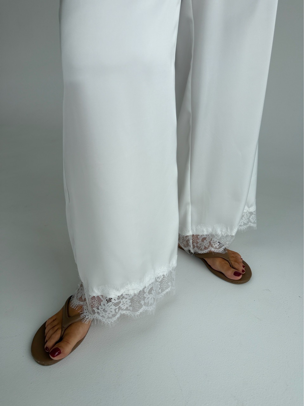 Шелковый костюм с брюками белый