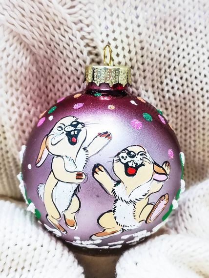 Стеклянный шар Озорные крольчатки 85 мм., в подарочной упаковке, Коломеев (КУ-85-222012)