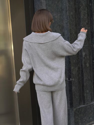 Серый трикотажный костюм с воротником-поло