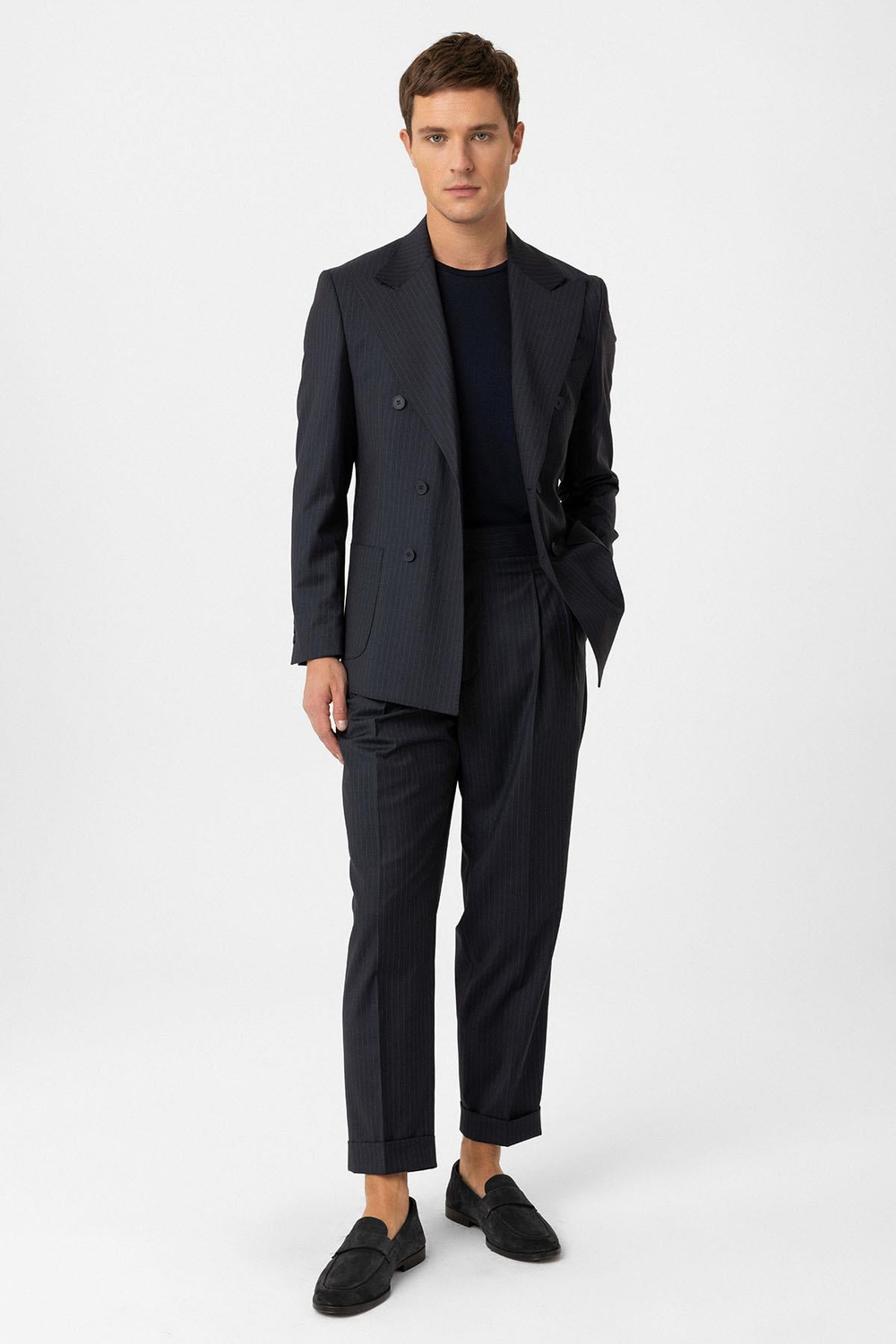Синий классический костюм двубортный в тонкую полоску