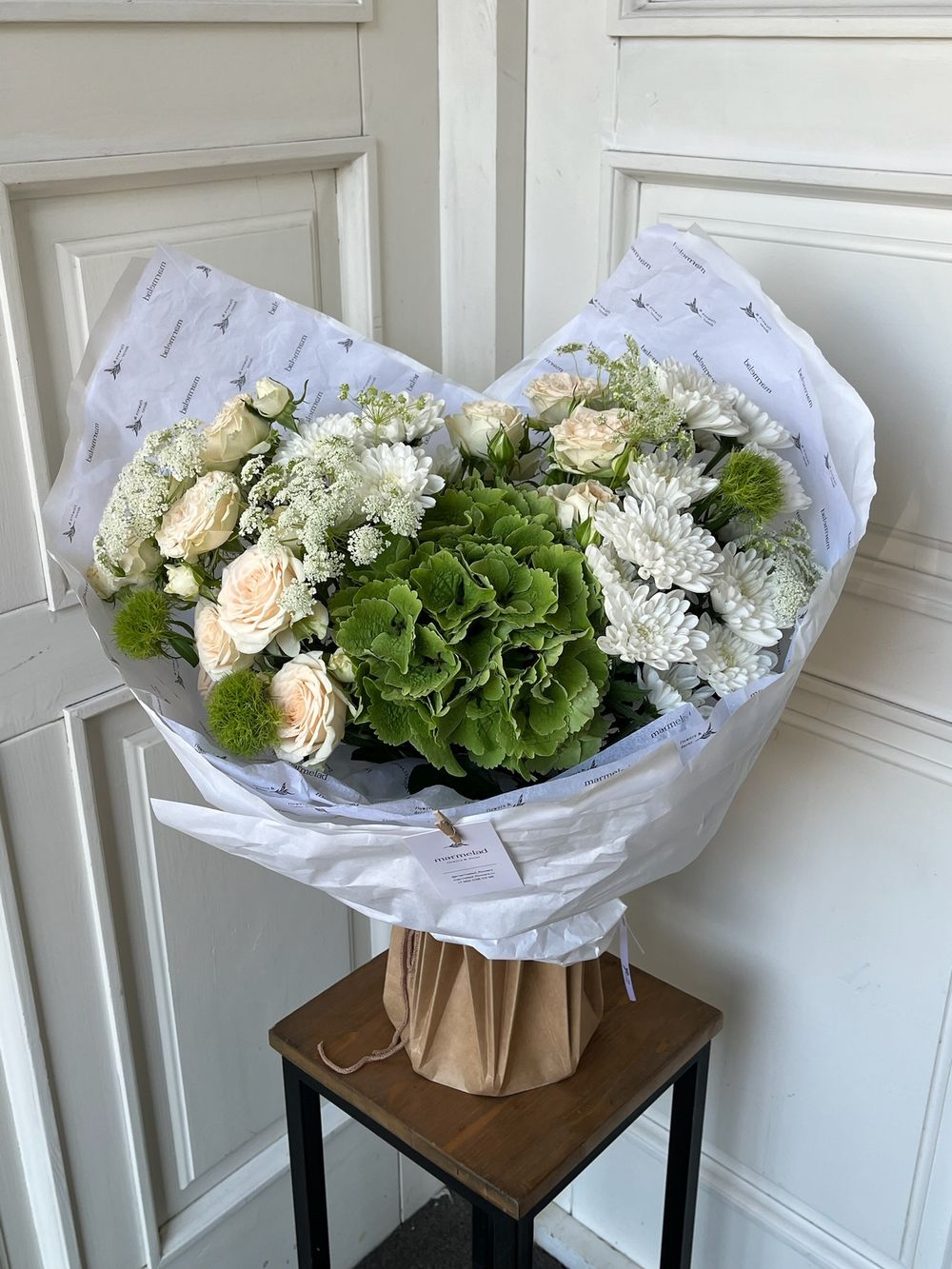 Букет из гортензии, амми, кустовых пионовидных роз, хризантемы и диантусов