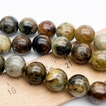 Гранат зеленый бусины, диаметр около 9,8-10,1 мм, цена за 9 шт (1/4 нити)