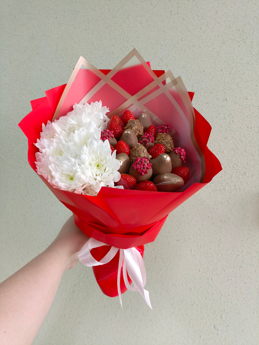 Букет из клубники в шоколаде и хризантемы