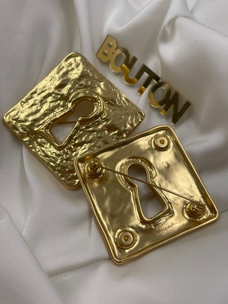 Брошь Скиап. золотистая квадратная с замочной скважиной