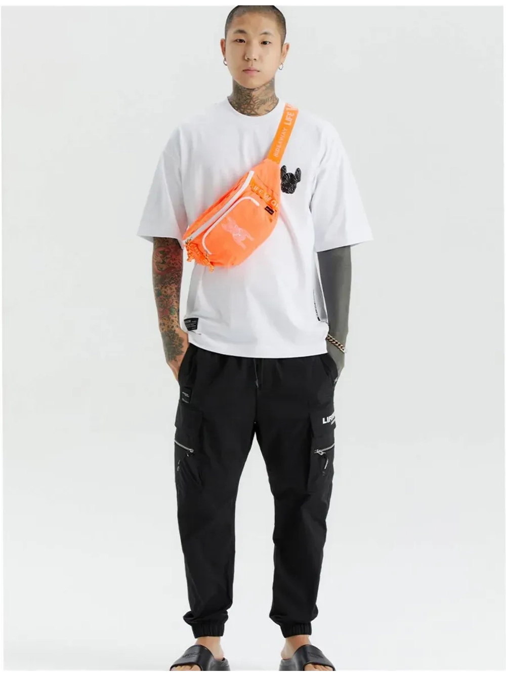 Брюки джоггеры с карманами на молнии