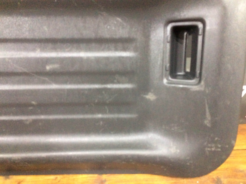 Обшивка двери багажника Suzuki Jimny 3 98-19 Б/У Оригинал 8377081A