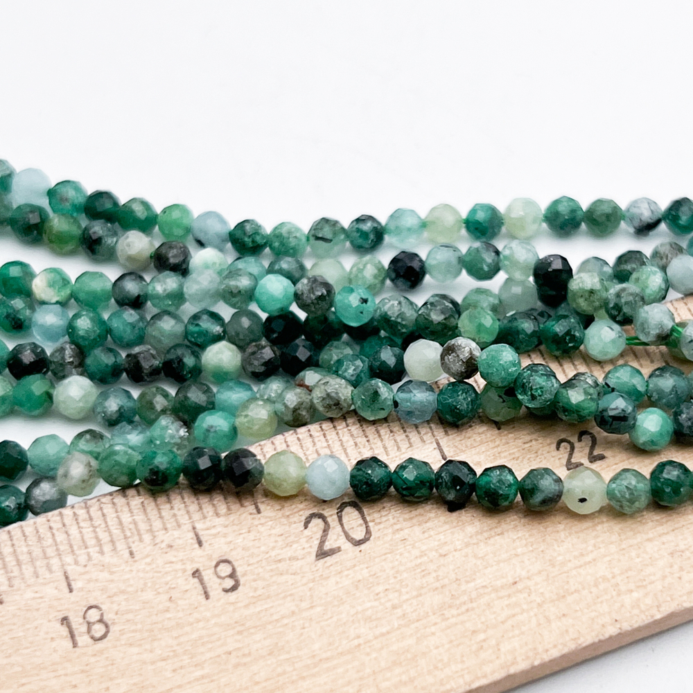 Берилл зеленый граненый бусины, размер около 3,2-3,5 мм, цена за отрезок 19 см (1/2 нити)