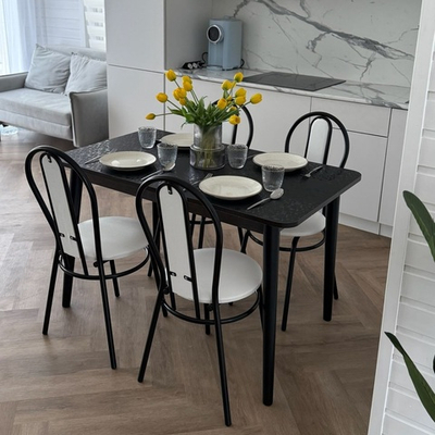 Стол обеденный чёрные цветы стулья венские черный/белый