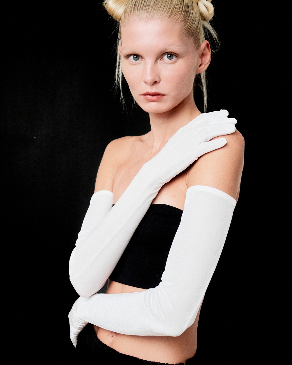 Перчатки из белого бархата до уровня плеча